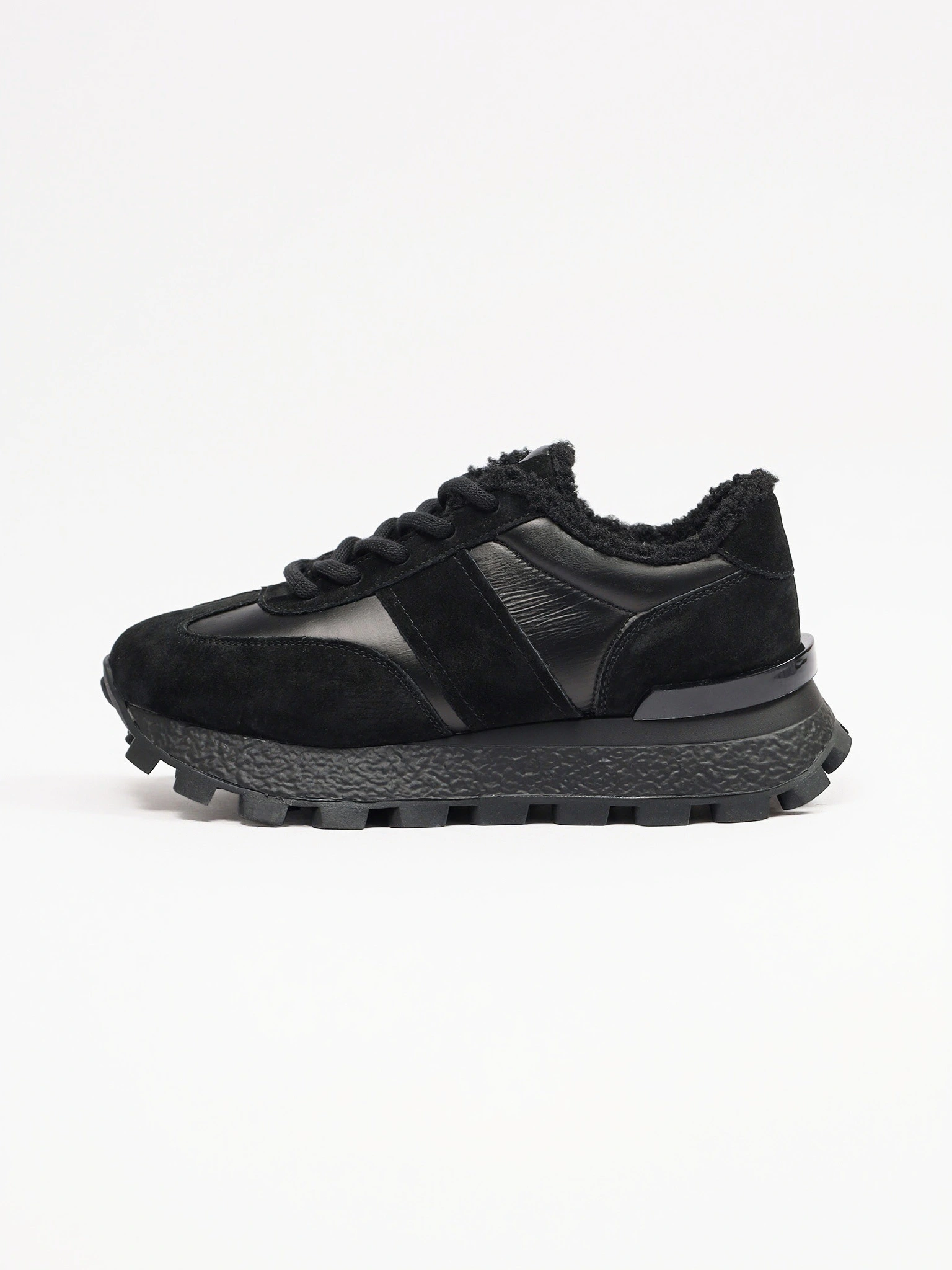 Кроссовки комбинированные черного цвета на рельефной подошве